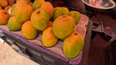 Küçük incir ve mango depoları ortaya çıkıyor.