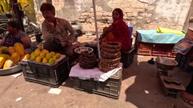 Küçük incir ve mango depoları ortaya çıkıyor.