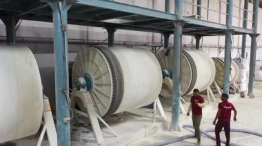 Fabrikada çalışan işçiler