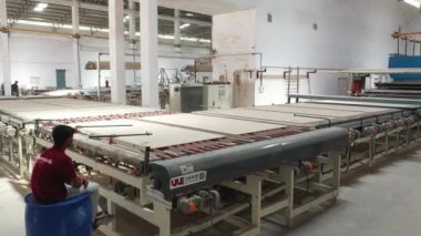 Modern bir fabrikanın içinde.