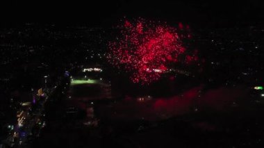 Gece havai fişekler, parlak renkler, yeni yıl