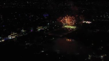 Gece gökyüzünde havai fişekler, havai fişeklerin ışıkları