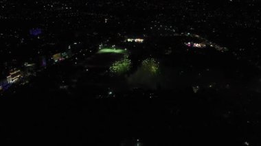 Kanchanaburi, Tayland 'da gece havai fişek gösterisi,