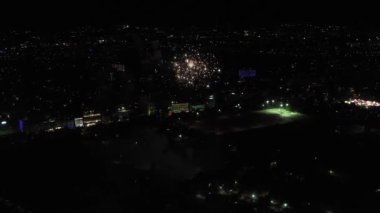 Gece şehir ışıkları ile.