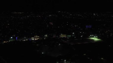 Gece gökyüzünde renkli havai fişekler