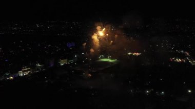 Gece gökyüzünde havai fişekler