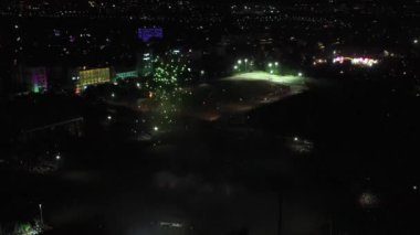 Havai fişeklerle dolu gece şehri