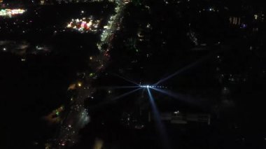 Gece şehir manzarası.