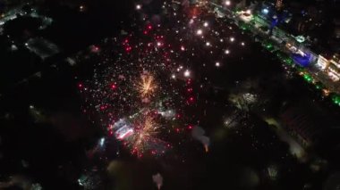 Şehrin gece havai fişek