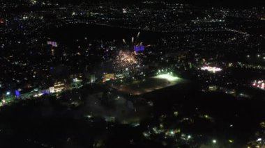 Gece gökyüzünde havai fişekler.