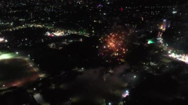 Bangkok 'taki gece parkı havai fişeklerle dolu.