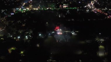 Gece gökyüzünde güzel havai fişekler