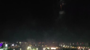 Gece gökyüzünde havai fişekler