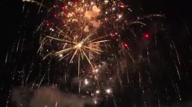 Gece gökyüzünde havai fişekler