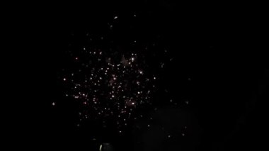 Gece gökyüzünde havai fişekler, festival ışıkları