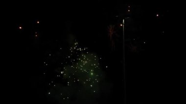 Gece gökyüzünde havai fişekler