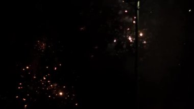 Kara gökyüzü arka planında renkli havai fişekler