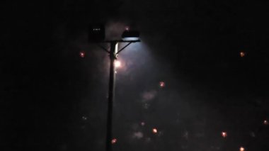 Şehrin karanlığında gece ışıkları