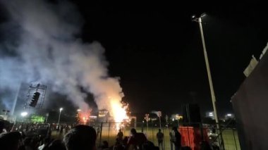 Gece gökyüzünde havai fişekler