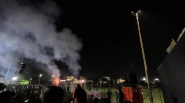 Gece gökyüzünde havai fişekler
