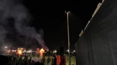 Gece gökyüzünde havai fişekler