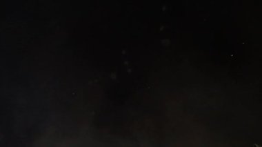 Gece gökyüzünde havai fişekler