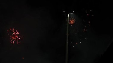 Gece gökyüzünde havai fişekler