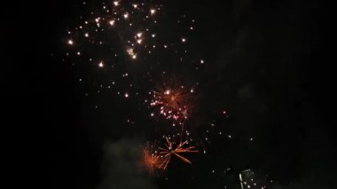 Gece gökyüzünde havai fişekler