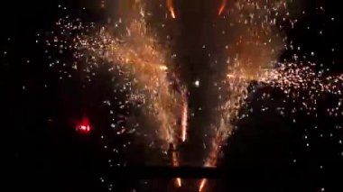 Gece gökyüzünde havai fişekler