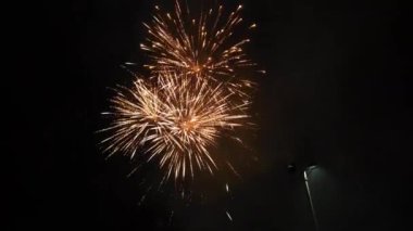 Gece gökyüzünde havai fişekler