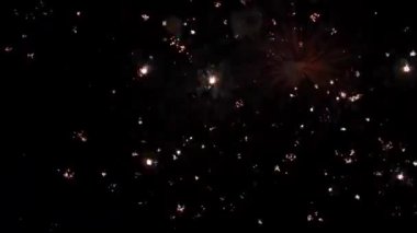 Gece gökyüzünde havai fişekler