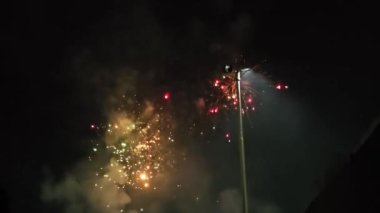 Gece gökyüzünde havai fişekler