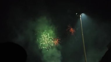 Gece gökyüzünde havai fişekler