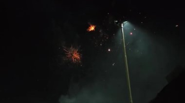 Gece gökyüzünde havai fişekler