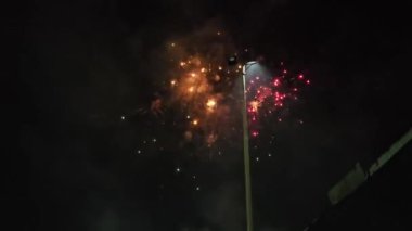 Gece gökyüzünde havai fişekler