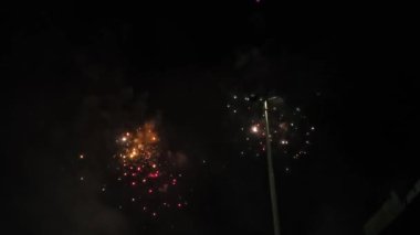 Gece gökyüzünde havai fişekler