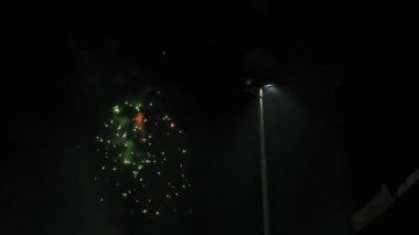 Gece gökyüzünde havai fişekler