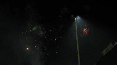 Gece gökyüzünde havai fişekler