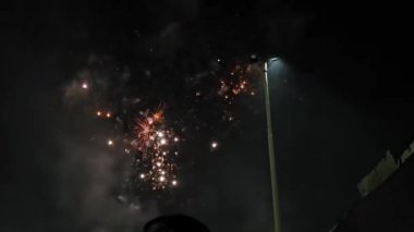 Gece gökyüzünde havai fişekler