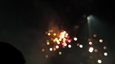 Gece gökyüzünde havai fişekler