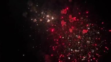 Gece gökyüzünde havai fişekler