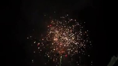 Gece gökyüzünde havai fişekler