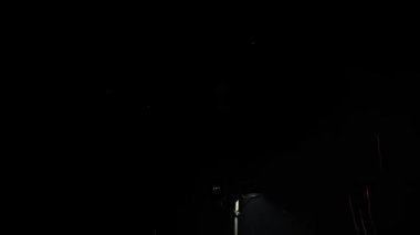 Gece gökyüzünde havai fişekler