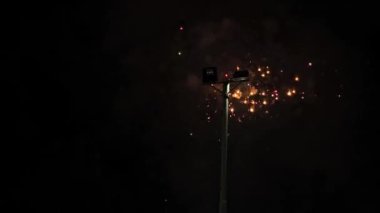 Gece gökyüzünde havai fişekler