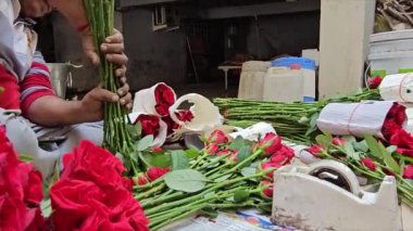 Piyasada bir sürü kırmızı gül var.