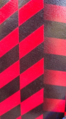 Kırmızı ve beyaz çizgilerin renkli arkaplanı görüntüsünü kapat