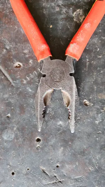 Masadaki eski demir alet, inşaat endüstrisi.