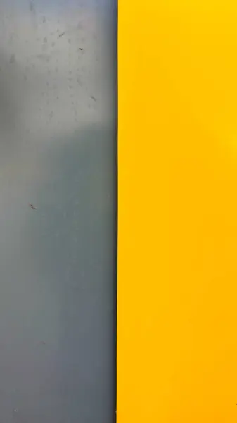 Perçinli metal yüzey