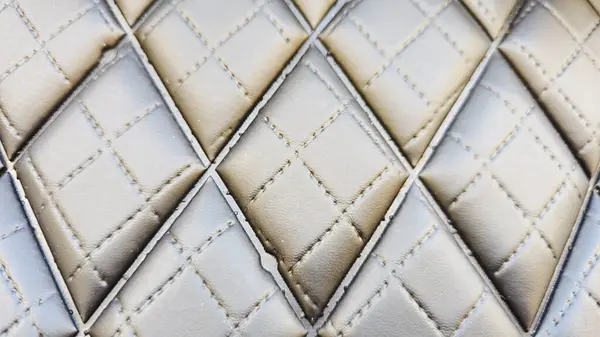 Yeni bir deri çanta kapatıyoruz.