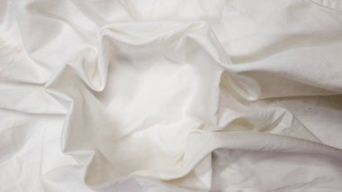 Krep desenli beyaz kumaş..